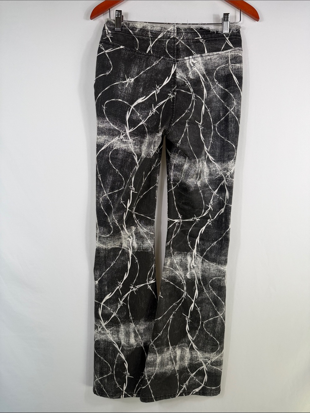 BDG Ruched Dipped V Flare Black and White Print Low Rise Jeans. Womens Size 28 - Picture 5 of 10